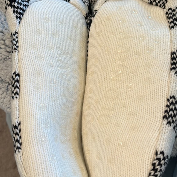 Old Navy Sherpa Slipper Socks S-M - Picture 5 of 5